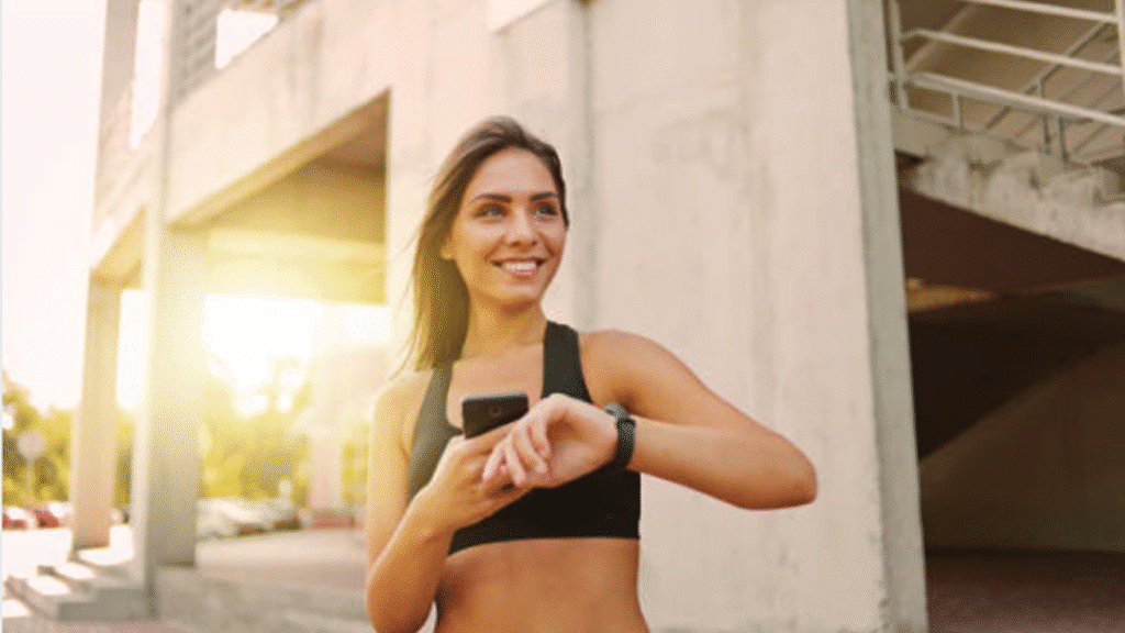 Femme_accueil_bracelet_connecté_Harmony